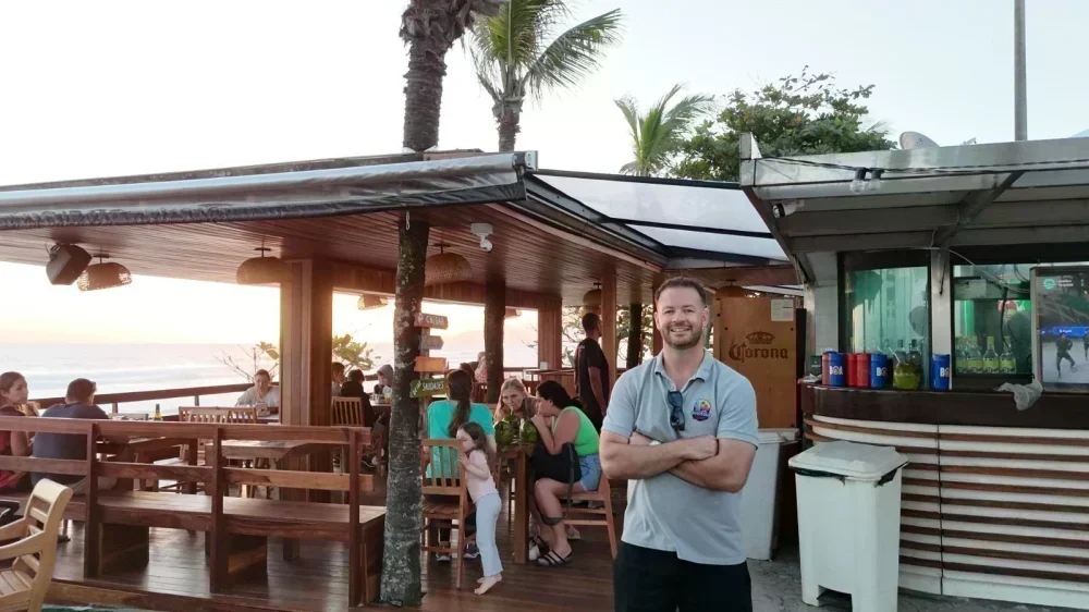 Americano troca Chicago pela Barra e abre quiosque na praia