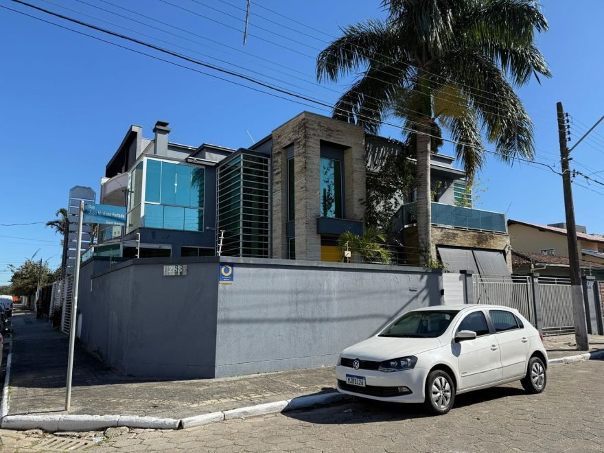 Casa com 2 dormitórios (sendo 1 suíte) à venda em Itajaí – Dom Bosco, Itajaí com 240 m²