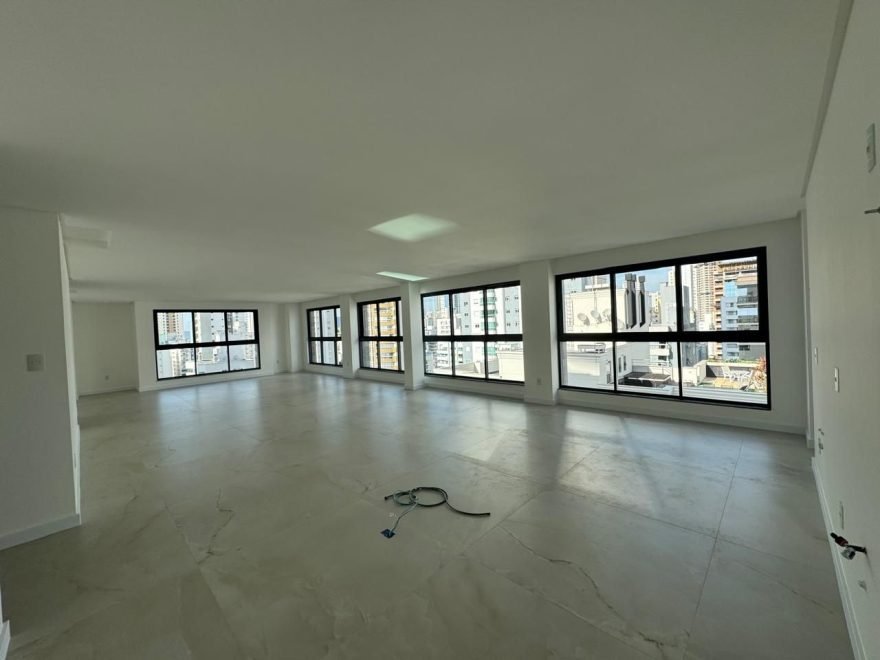 Cobertura com 3 dormitórios (sendo 3 suítes) à venda em Balneário Camboriú – Centro com 230 m²