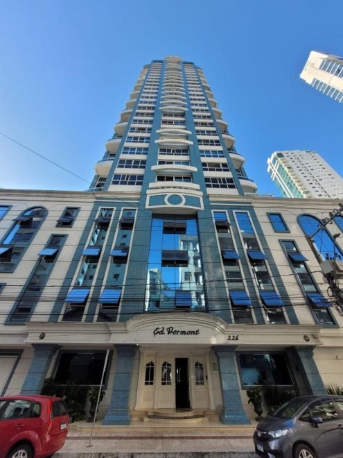 Apartamento com 3 dormitórios (sendo 3 suítes) à venda em Balneário Camboriú – Centro com 252 m²