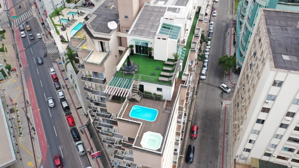 Locação Temporada – Cobertura com 12 dormitórios (sendo 10 suítes) em Balneário Camboriú – Centro com 440 m²