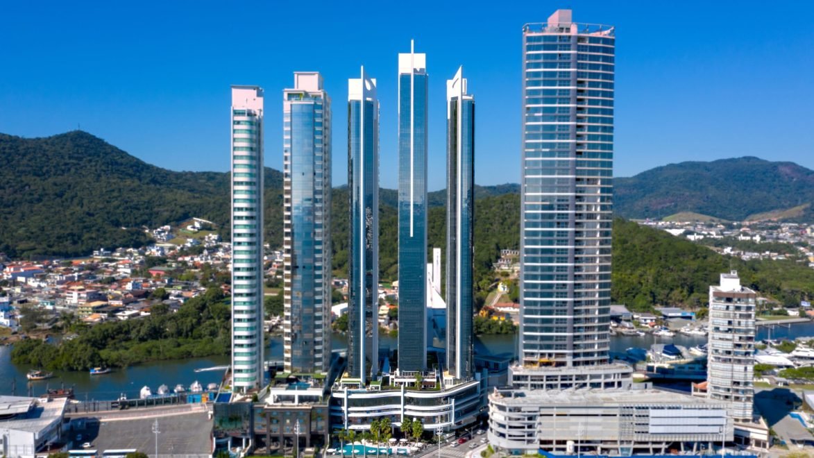 Apartamento com 4 dormitórios (sendo 4 suítes) à venda em Balneário Camboriú – Centro com 233 m²
