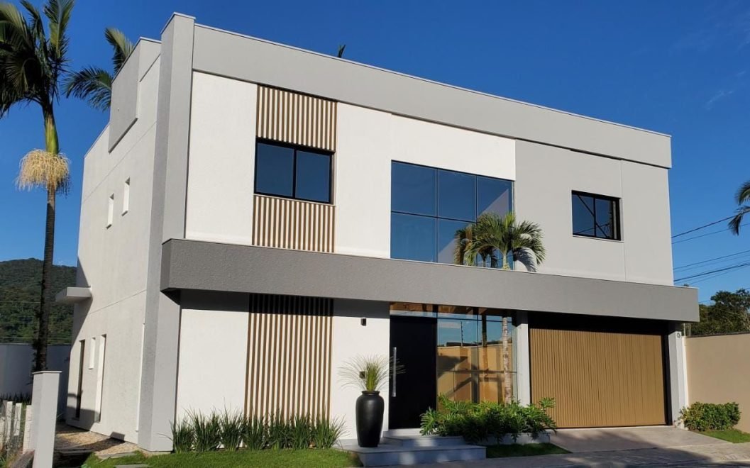 Casa com 4 dormitórios (sendo 4 suítes) à venda em Balneário Camboriú – Barra com 250 m²