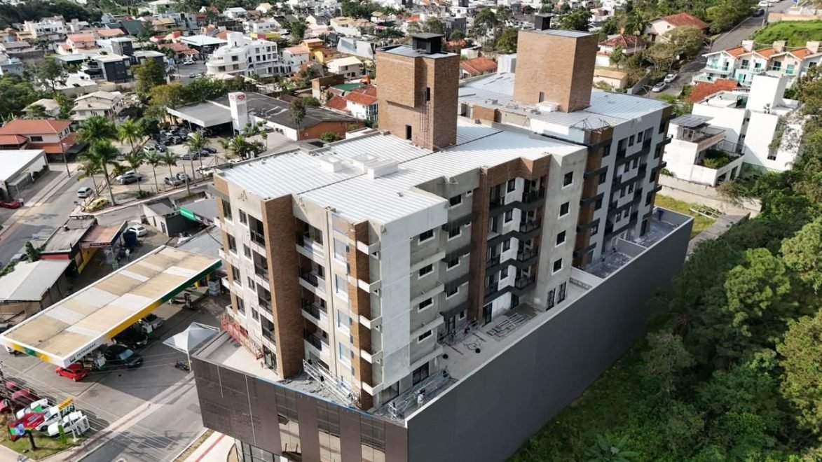 Apartamento com 3 dormitórios (sendo 1 suíte) à venda em Balneário Camboriú – Praia dos Amores com 78 m²