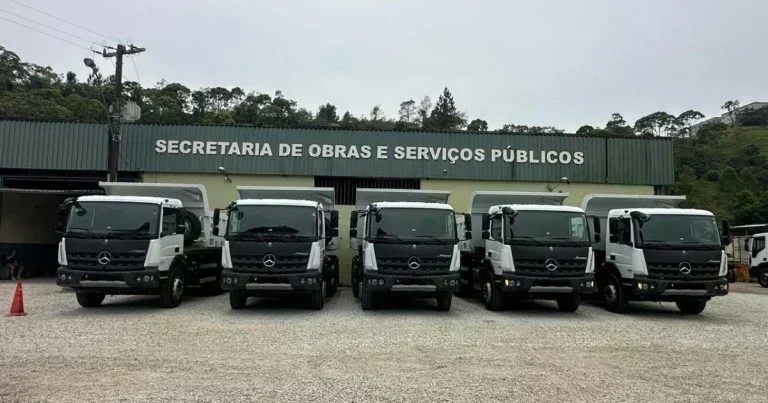Brusque ganha cinco novos caminhões para a Secretaria de Obras