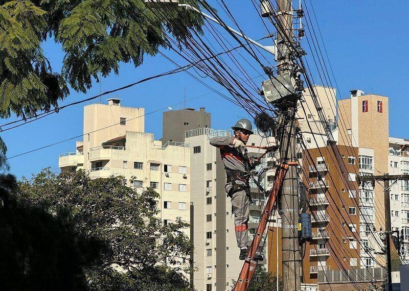 Celesc e Telecom: Retirada de Cabos Irregulares em SC