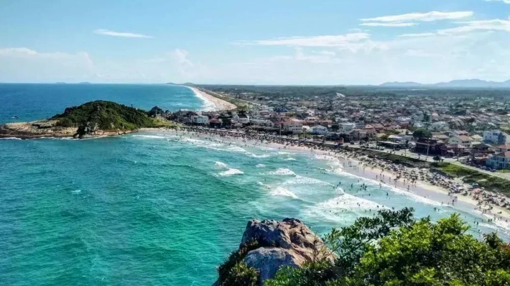 Como a cidade do ‘verão azul’ atraiu cinco vezes mais turistas