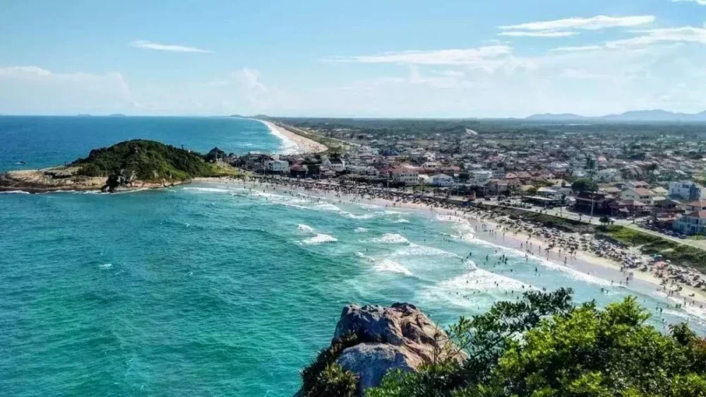 Como a cidade do ‘verão azul’ atraiu cinco vezes mais turistas