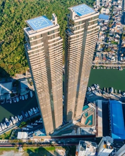 Yachthouse – Apartamento com 4 dormitórios (sendo 4 suítes) à venda em Bal. Camboriú – Barra Sul com 261 m²