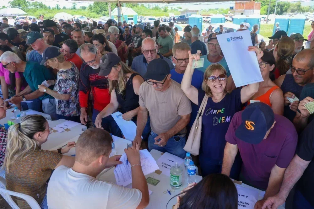 Entrega histórica de escrituras em Palhoça beneficia 1.395 famílias