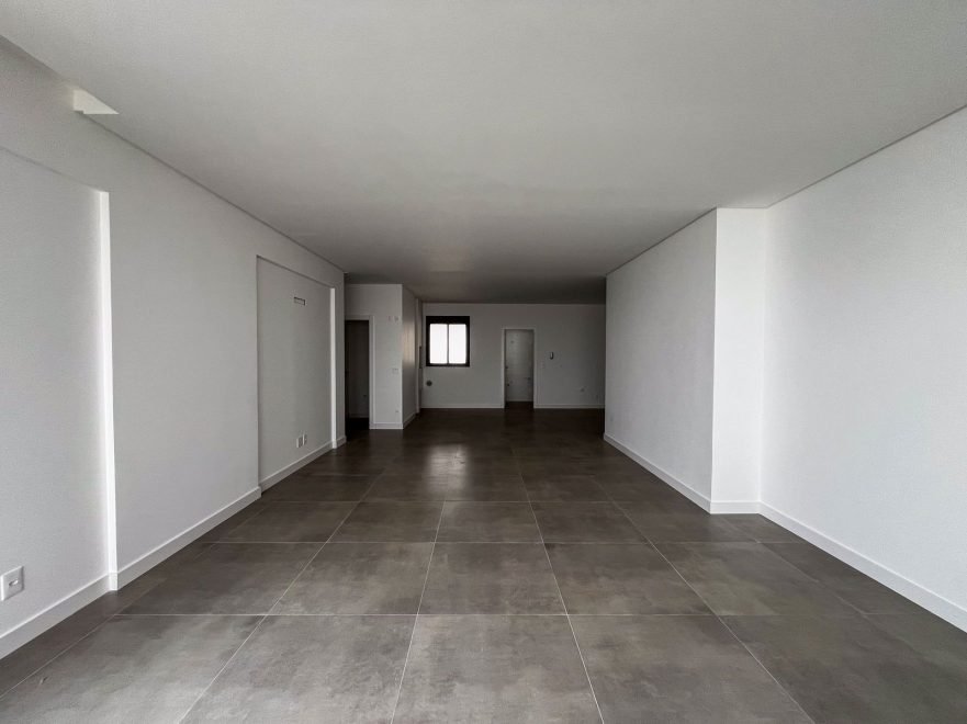 Apartamento com 3 dormitórios (sendo 3 suítes) à venda em Balneário Camboriú – Centro com 133 m²