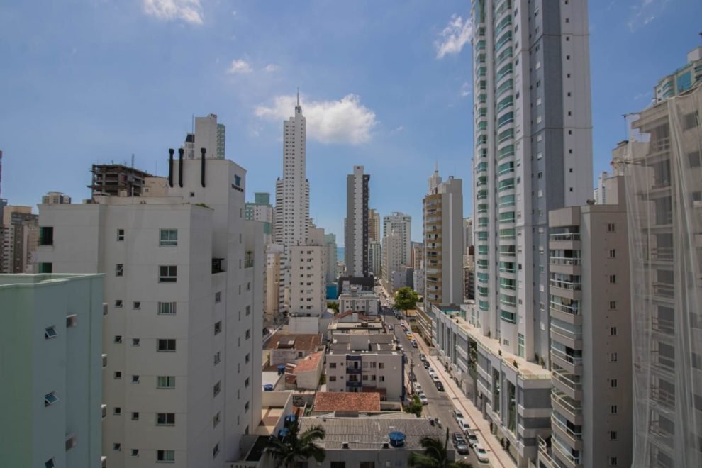 Apartamento com 3 dormitórios (sendo 3 suítes) à venda em Balneário Camboriú – Centro com 130 m²