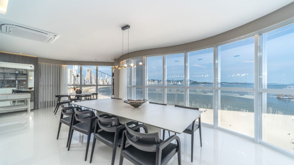 Apartamento com 4 dormitórios (sendo 4 suítes) à venda em Balneário Camboriú – Centro com 237 m²