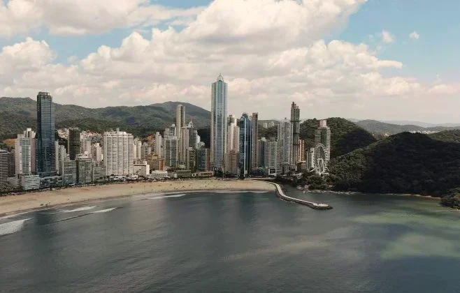 Praia o Ano Todo: Oportunidades no Litoral Catarinense