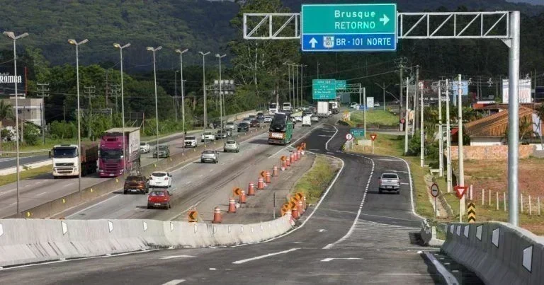 Trevo da Rodovia Antônio Heil: Fluxo Contínuo e Sem Filas