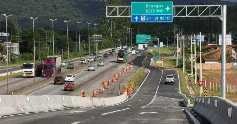 Trevo da Rodovia Antônio Heil: Fluxo Contínuo e Sem Filas