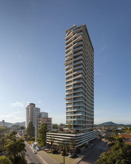 Maré – Apartamento com 3 dormitórios (sendo 3 suítes) à venda em Penha – Praia da Armação com 129 m²