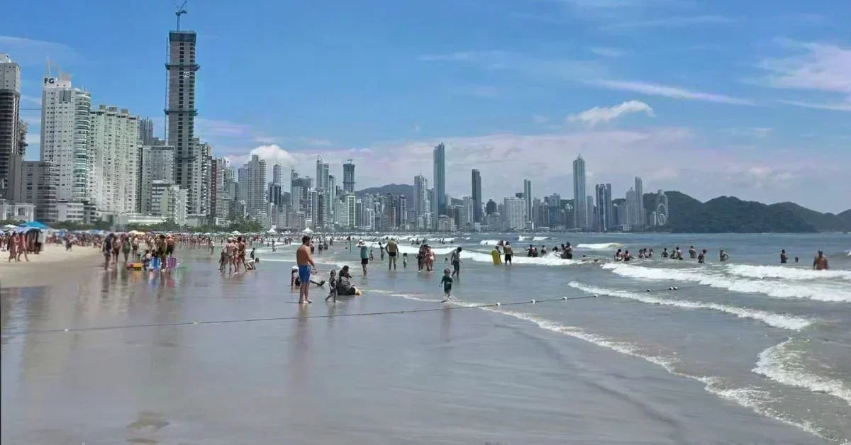 Balneário Camboriú: Praia Central 100% própria para banho e investimentos em saneamento prometem atrair mais turistas