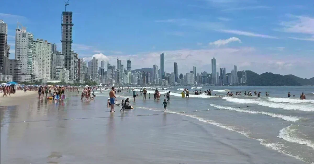 Balneário Camboriú: Praia Central 100% própria para banho e investimentos em saneamento prometem atrair mais turistas