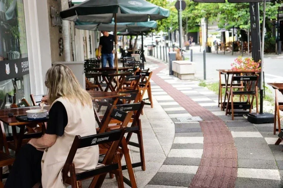 Blumenau transforma calçadas em áreas de convivência: 36 estabelecimentos já têm alvará