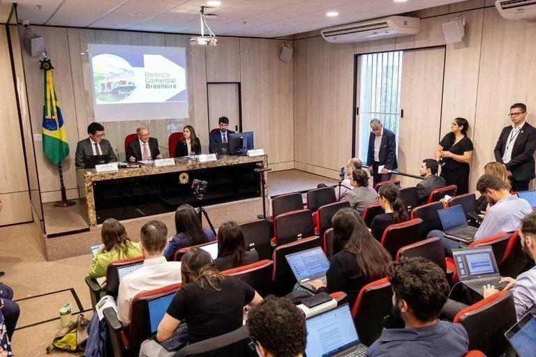 Brasil atinge exportações de US$ 349 bilhões em 2025 e avança em acordos comerciais