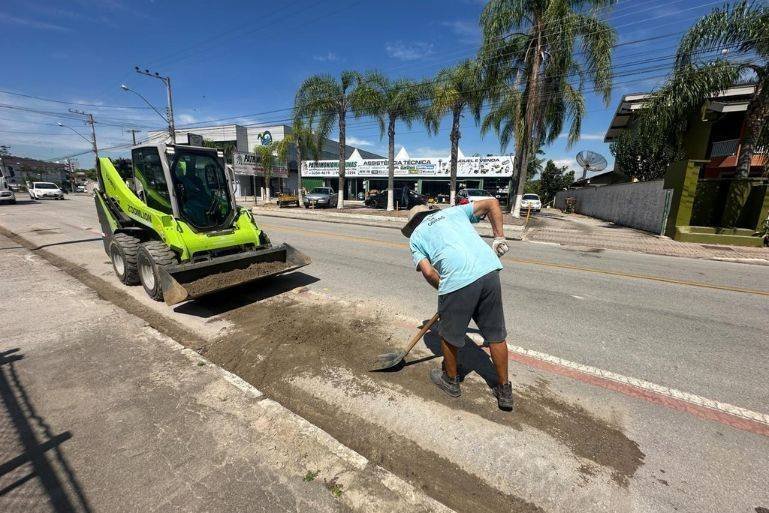 Brusque investe em limpeza urbana com operação mecanizada em janeiro de 2026