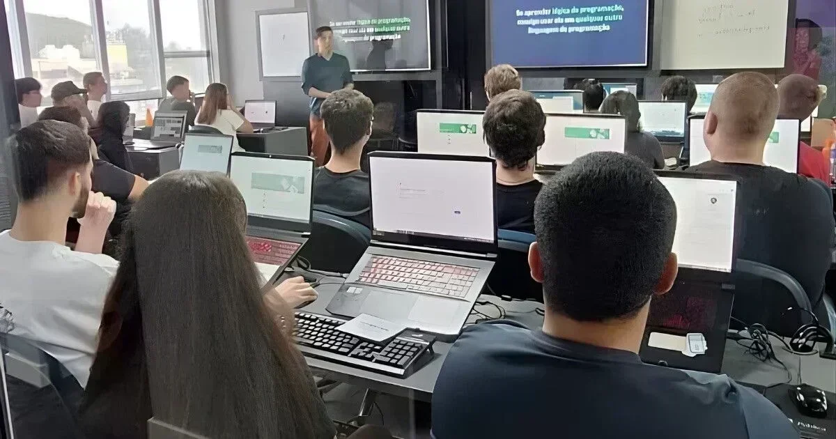 Brusque recebe 25 vagas do programa Entra21: capacitação em tecnologia com inscrições até 17 de fevereiro