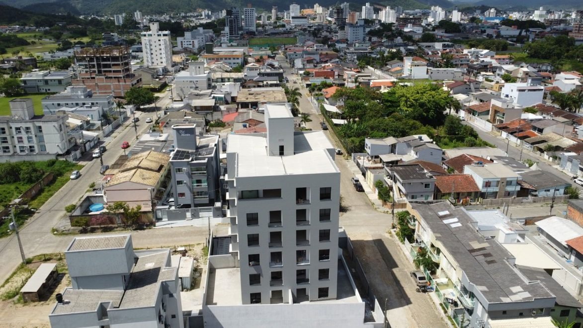 Apartamento com 2 dormitórios (sendo 1 suíte) à venda em Camboriú – Centro com 105 m²