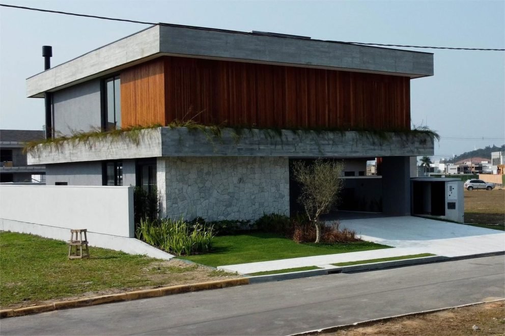 Casa com 5 dormitórios (sendo 5 suítes) à venda em Camboriú – Santa Regina com 352 m²