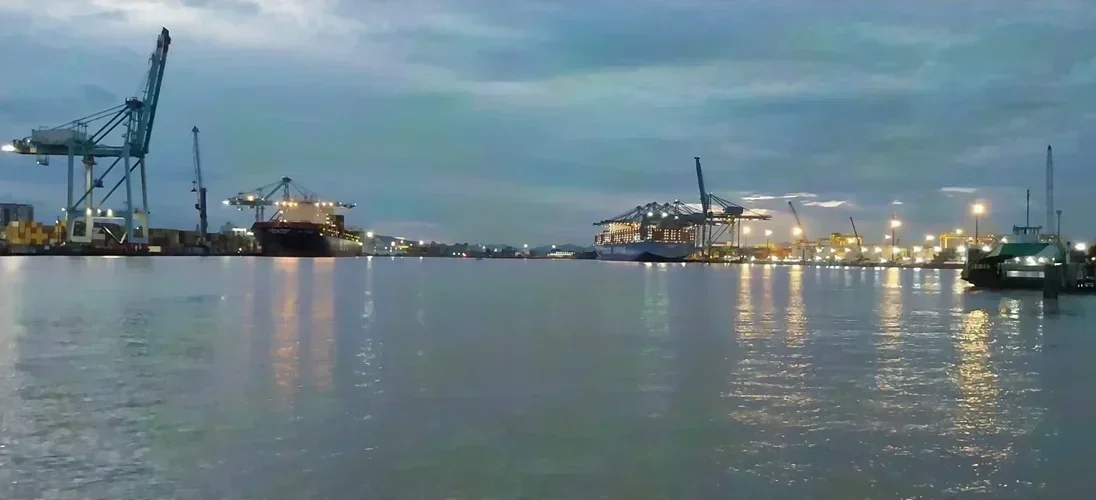 Dragagem no Porto de Itajaí: O que o Aviso de Pregão Eletrônico nº 90001/2026 significa para investidores