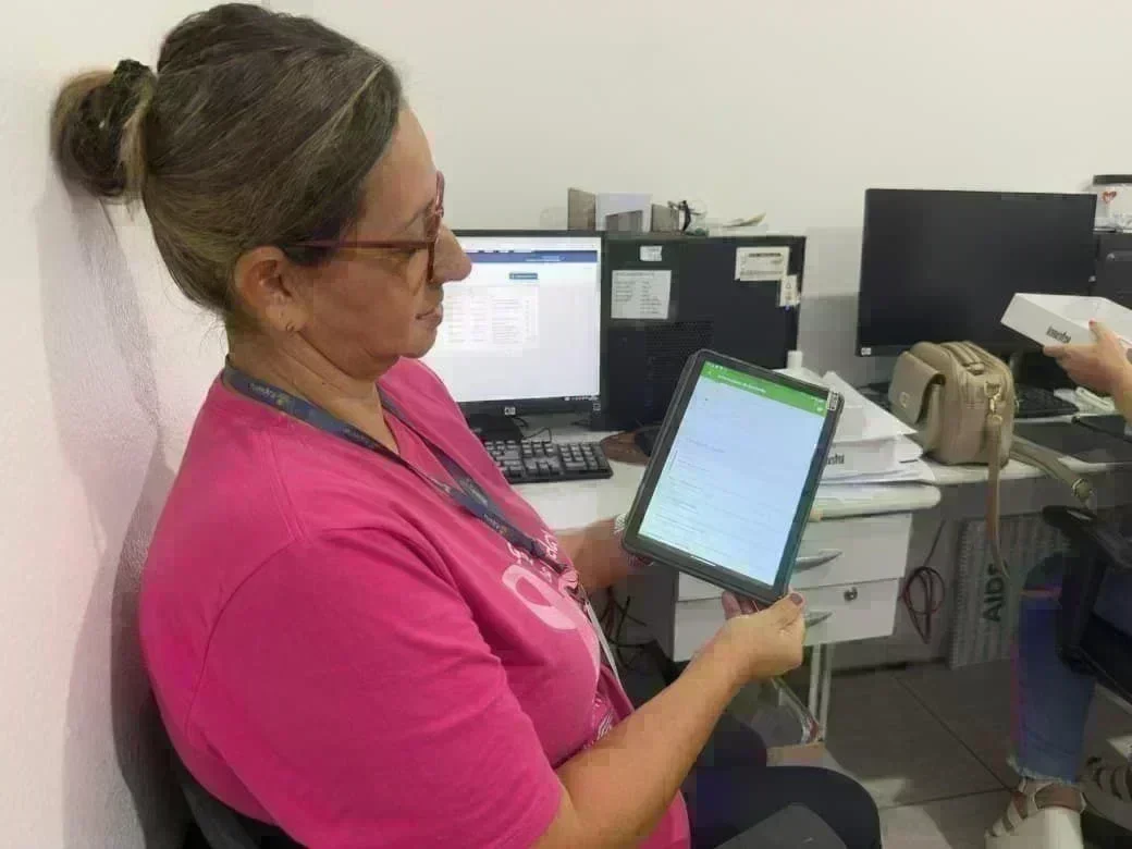 Itapema moderniza saúde com entrega de 44 tablets a agentes comunitários