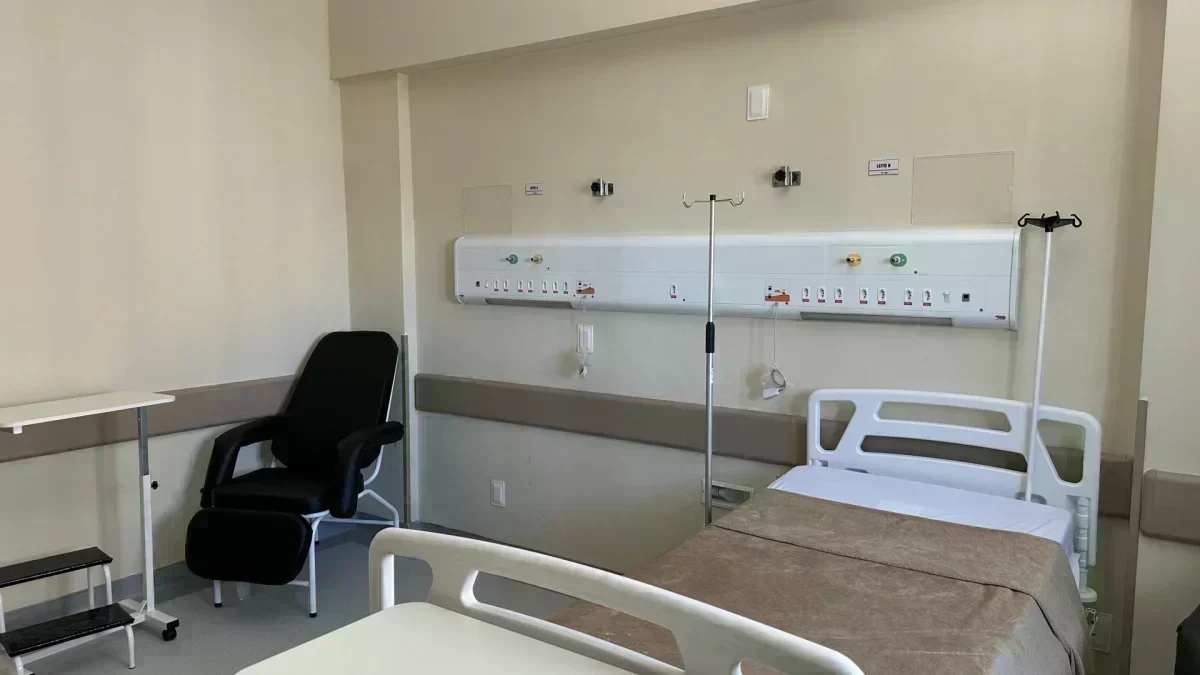 Modernização da Saúde em SC: Hospitais de Florianópolis recebem 182 novas poltronas até 2026