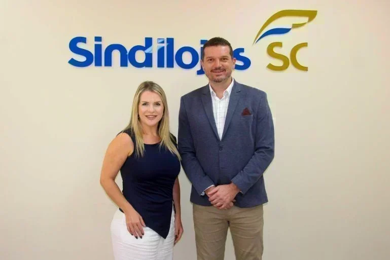 Mudança no comando do Sindilojas: Fernando Walendowsky e Mari Suzana Cassaniga Rosa assumem em 2026