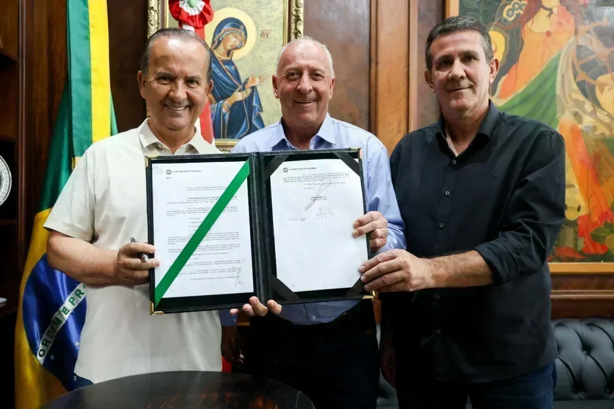 Nova lei em SC proíbe reconstituição de leite em pó e protege 24,5 mil produtores