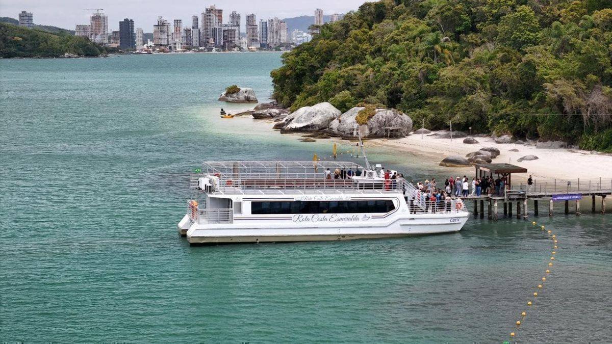 Passeios no Catamarã Rota Costa Esmeralda: Uma Oportunidade de Experiência Única