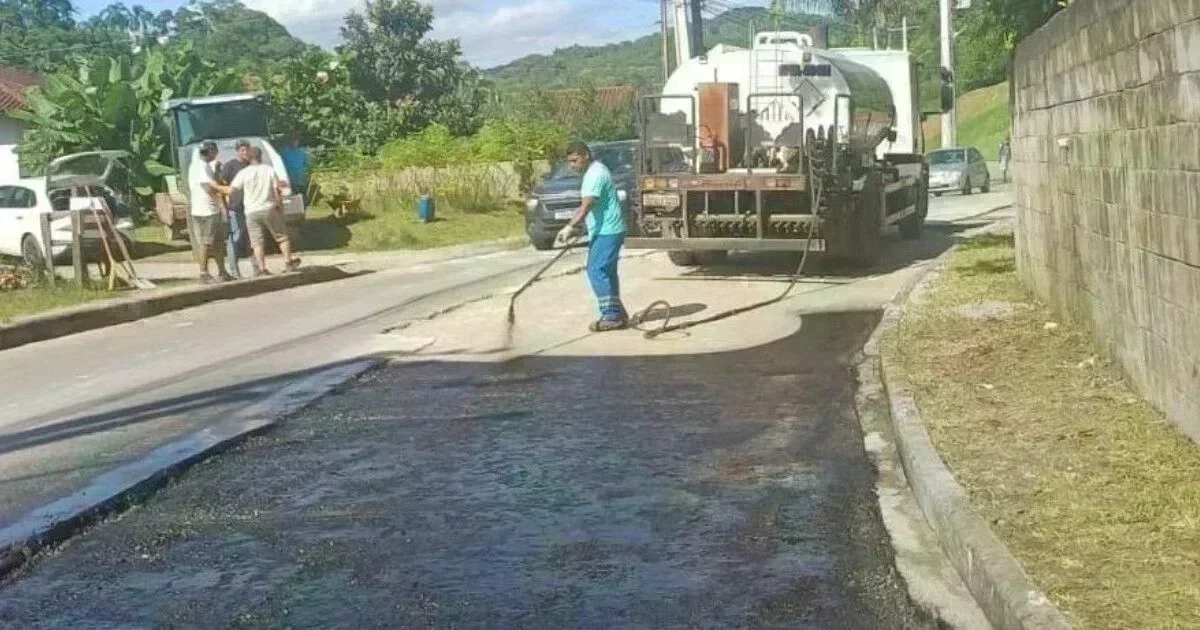 Recuperação asfáltica na Rua Padre Antônio Eising: 38 toneladas de asfalto para enfrentar o tráfego intenso de caminhões