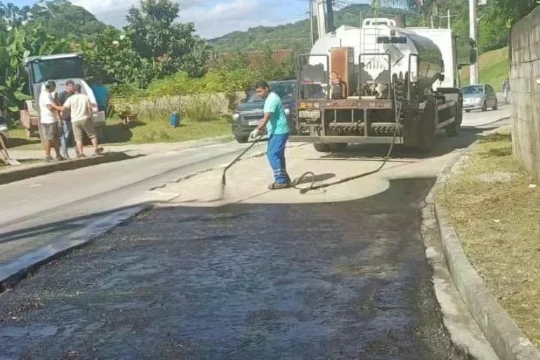 Recuperação asfáltica na Rua Padre Antônio Eising: 38 toneladas de asfalto para melhorar a segurança no Azambuja