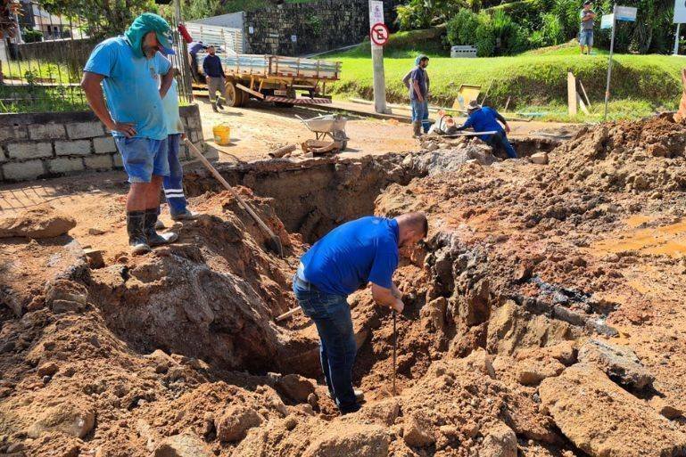Rompimento de adutora em Brusque afeta abastecimento e revela 8.520 vagas de emprego em SC
