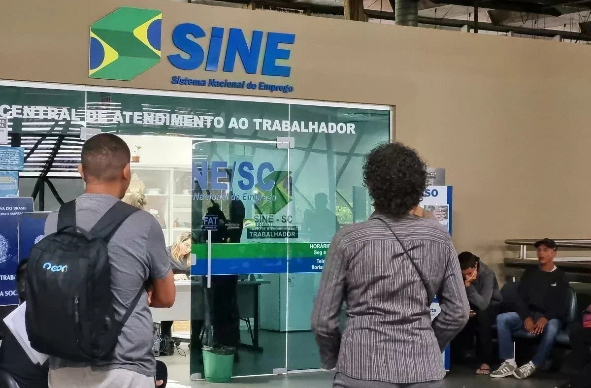 Santa Catarina registra 150 mil encaminhamentos de emprego em 2025, mantendo a menor taxa de desemprego do Brasil