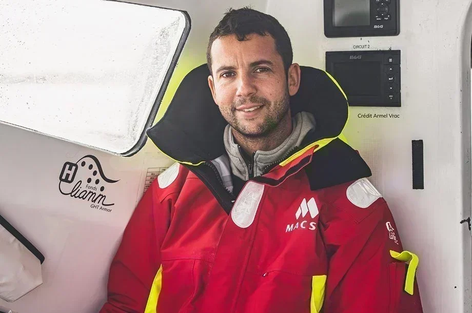 Guirec Soudée: A Coragem de Navegar Contra a Corrente