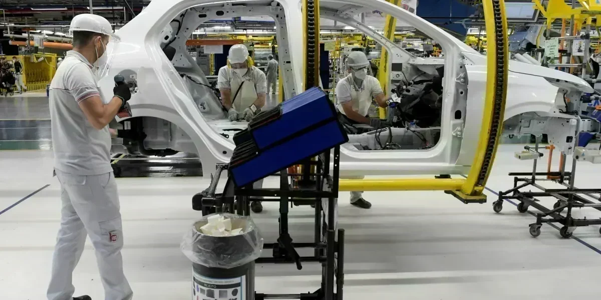 Indústria Brasileira em 2025: Crescimento Moderado e Desafios à Vista