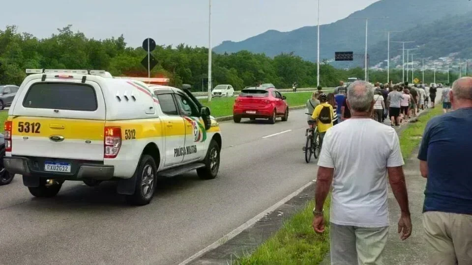 Protestos em Florianópolis Revelam Desafios Habitacionais Urgentes