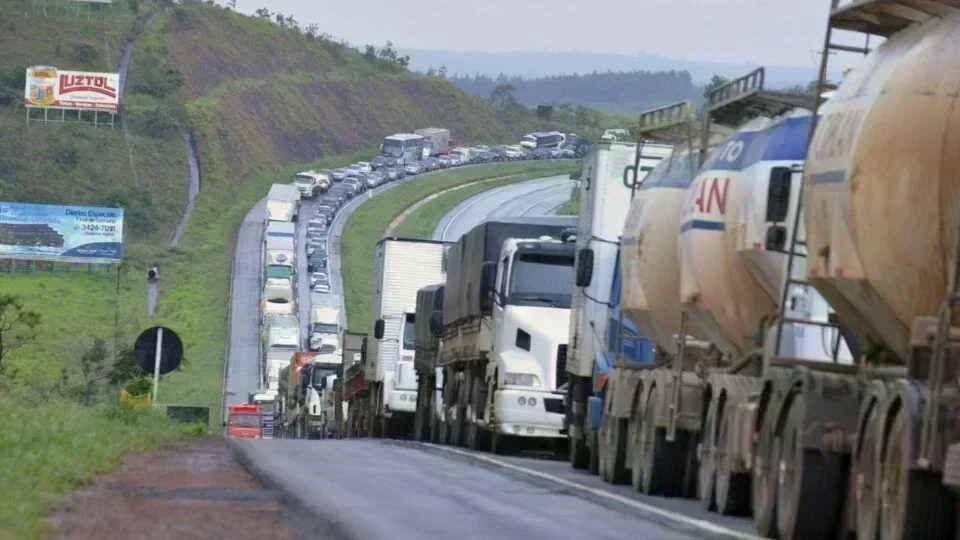 Caminhoneiros à beira de nova greve: saiba o que está em jogo
