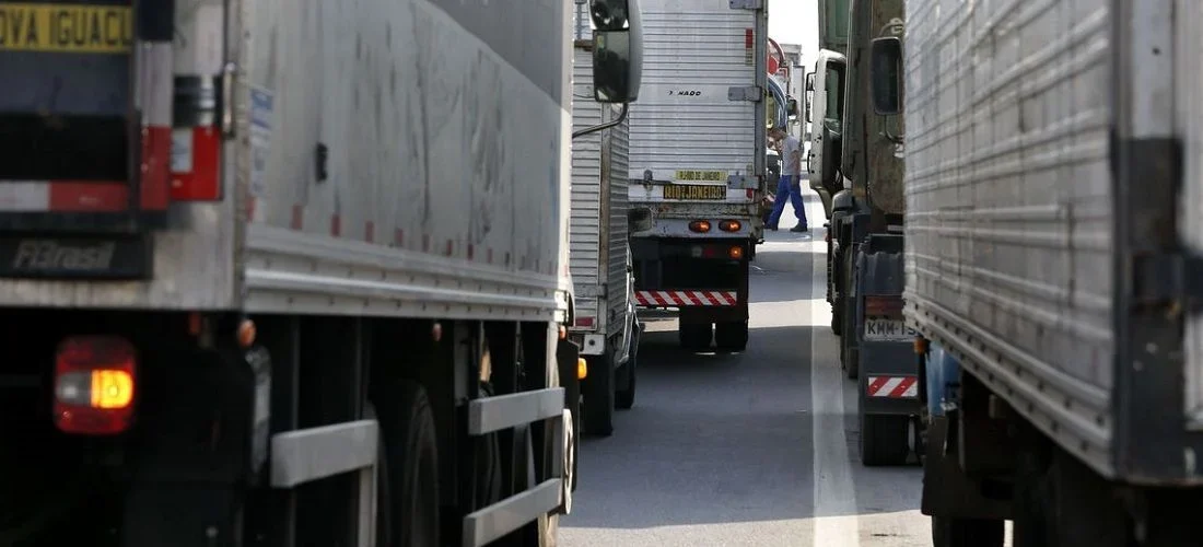 Caminhoneiros do Porto de Santos: Cancelamento de Paralisação e o Impacto Econômico