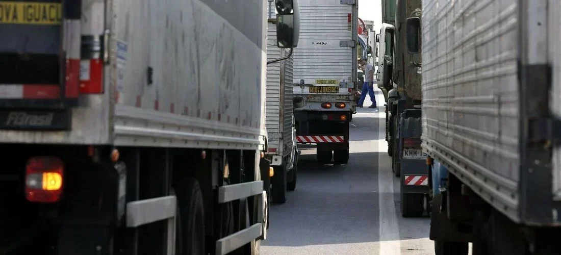 Caminhoneiros do Porto de Santos: Cancelamento de Paralisação e o Impacto Econômico