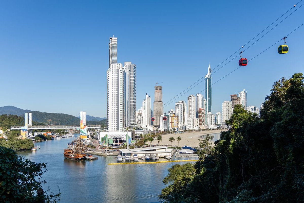 O que a alta renda para imóveis em Balneário Camboriú revela sobre o mercado