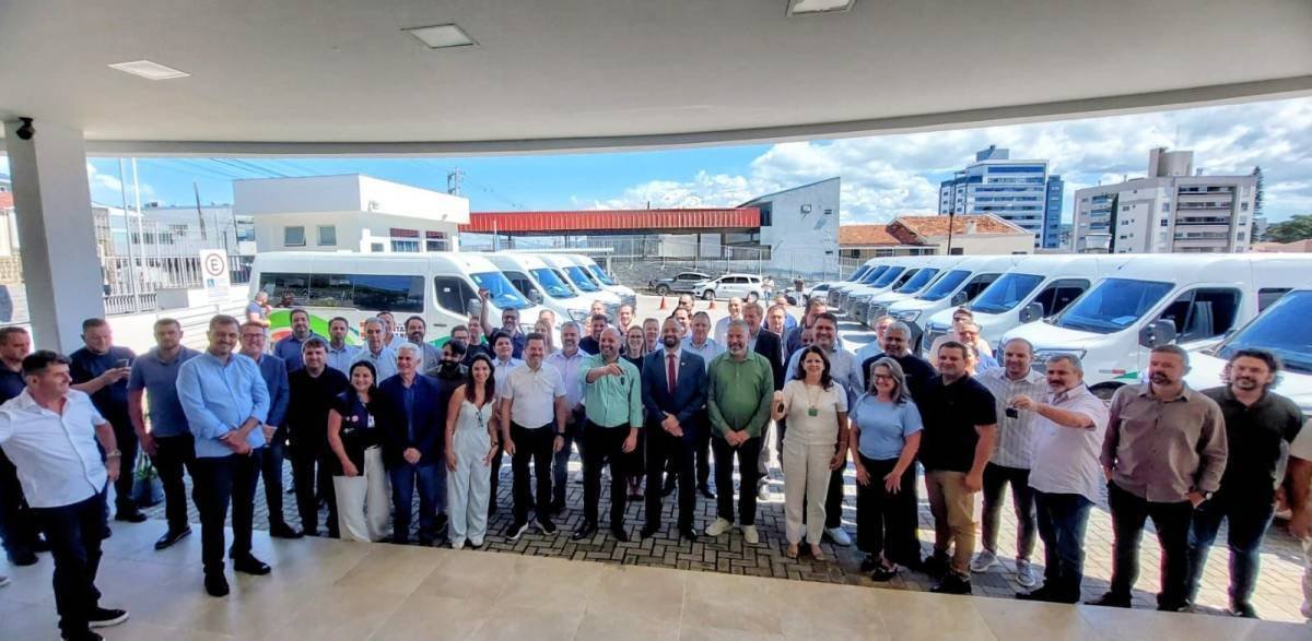 Investimento em Saúde: 12 Vans para Transporte de Pacientes em SC