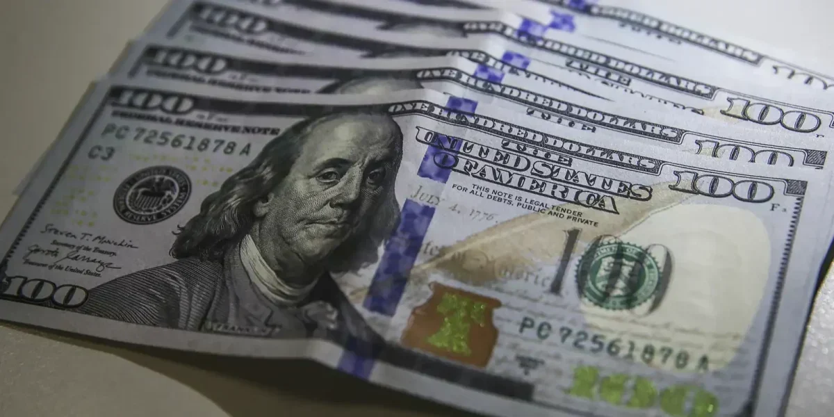 Dólar em Queda: Oportunidade ou Armadilha para Investidores?