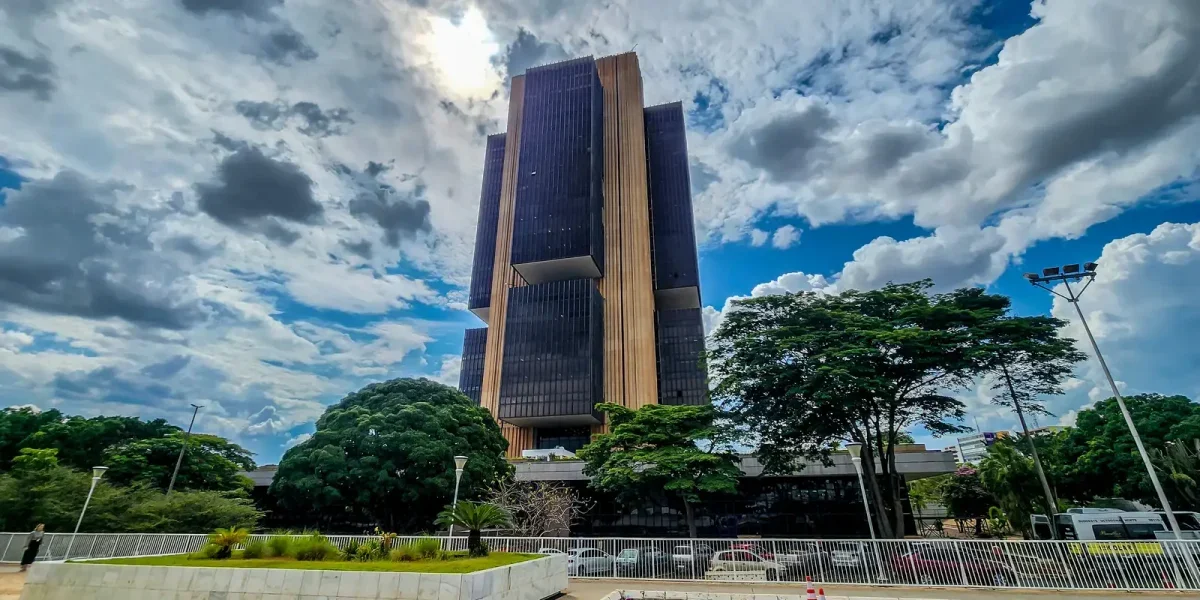 Os Juros que Matam: A Verdadeira Causa da Dívida Pública no Brasil