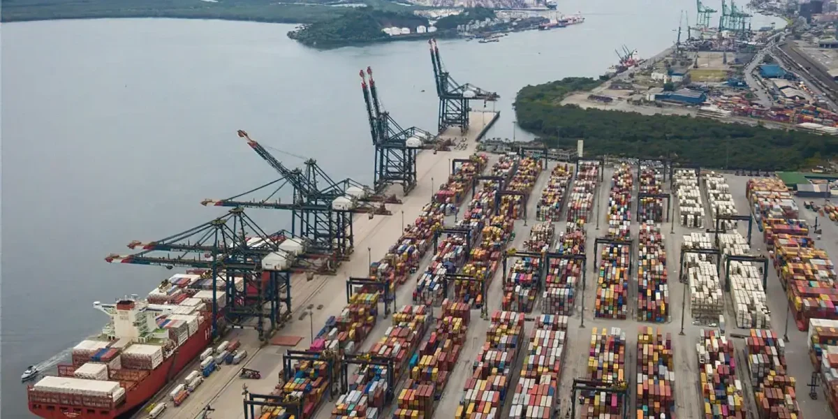 Superávit Comercial em Abril de 2026: Oportunidade ou Risco?